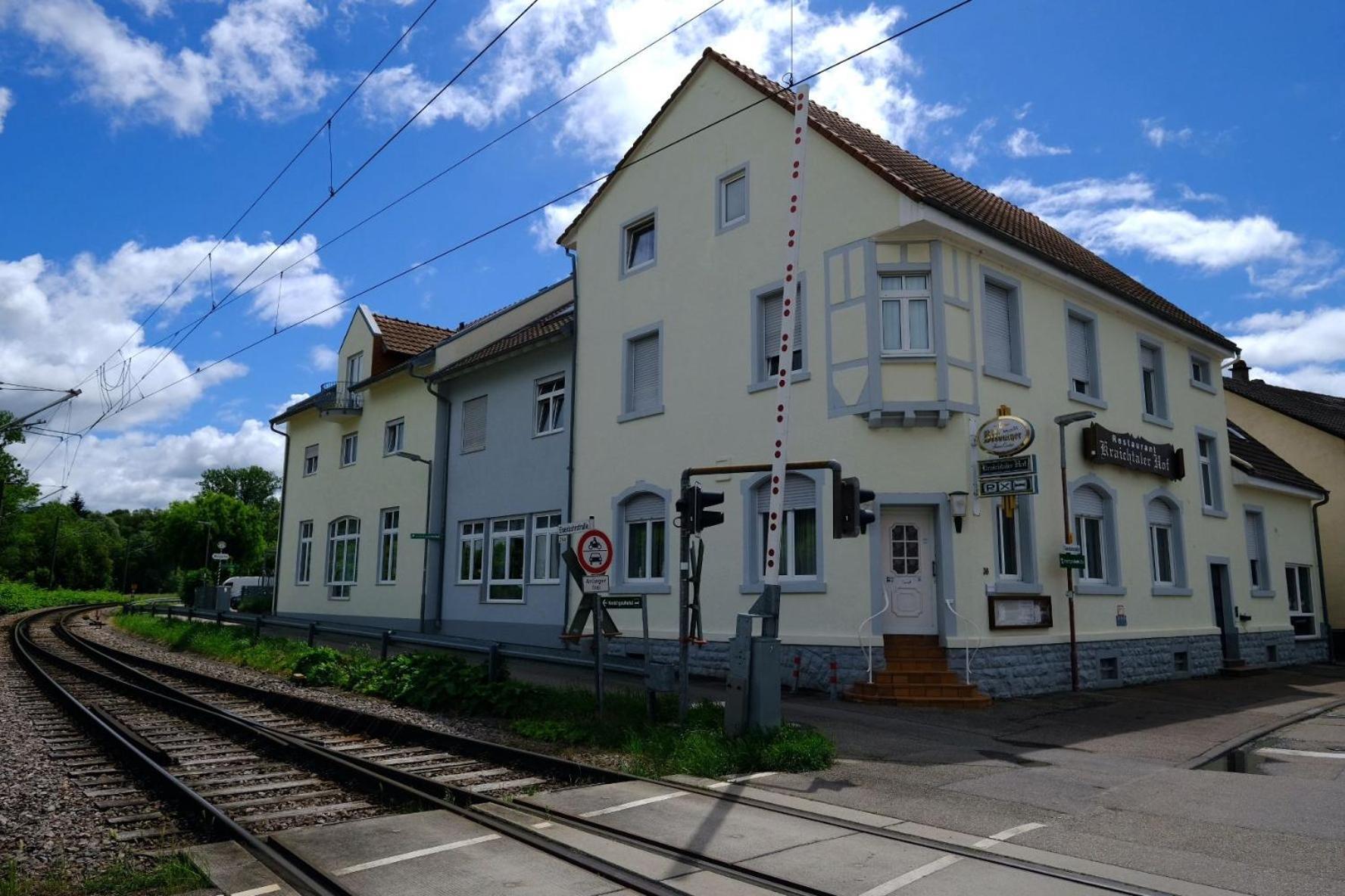 Отель Kraichtaler Hof Экстерьер фото